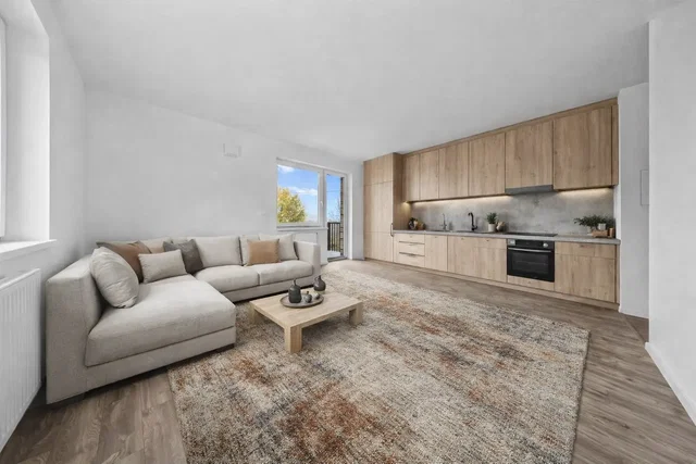 Soggiorno; vista, pavimento in legno, luce naturale, stile moderno