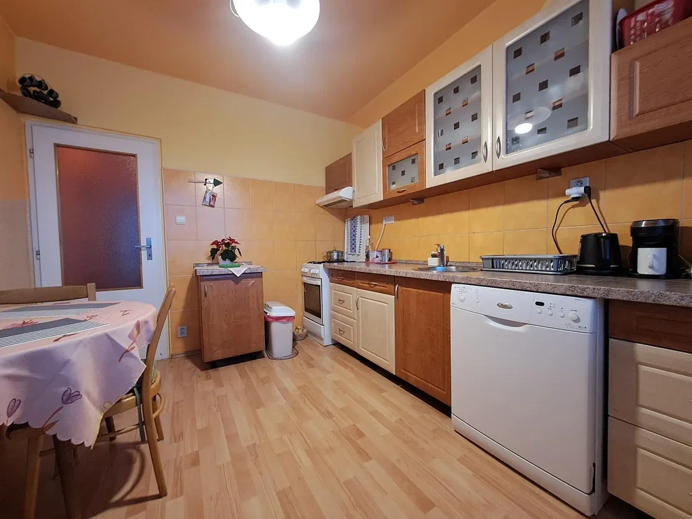 Küche; küchengeräte, fliesenboden, renoviert, tageslicht, moderner stil