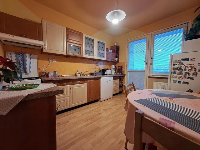 Cucina; elettrodomestici, luce naturale, pavimento in piastrelle