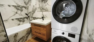 Salle de bain; carrelage, rénové, lumière naturelle