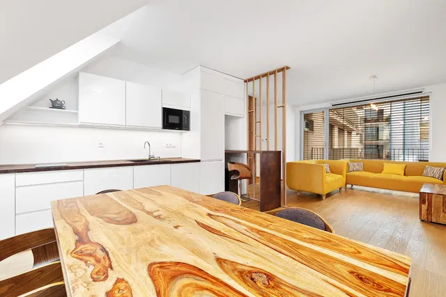 Salón; suelo de madera, luz natural, estilo moderno