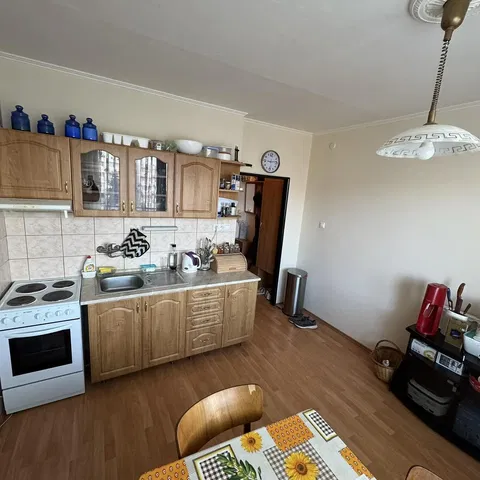 Cucina; pavimento in piastrelle, pavimento in legno, luce naturale