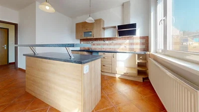 Kuchyně; kuchyňské spotřebiče, přirozené světlo, dlažba, po rekonstrukci