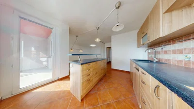 Kuchyně; kuchyňské spotřebiče, dlažba, přirozené světlo