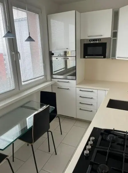Küche; küchengeräte, fliesenboden, tageslicht, moderner stil