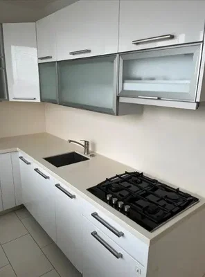 Küche; küchengeräte, fliesenboden, renoviert, tageslicht