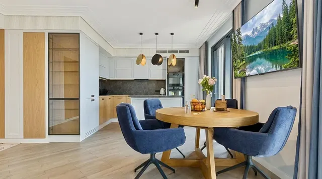 Cucina; elettrodomestici, luce naturale, stile moderno, pavimento in legno