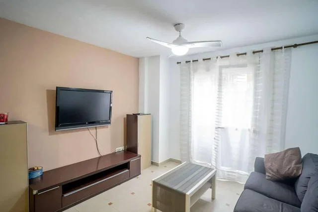 Wohnzimmer; fliesenboden, tageslicht