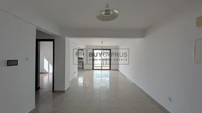 Wohnzimmer; fliesenboden, tageslicht