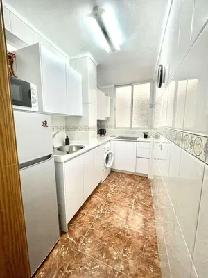 Küche; küchengeräte, fliesenboden, tageslicht