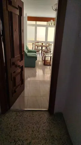 Salón; suelo de baldosas, luz natural
