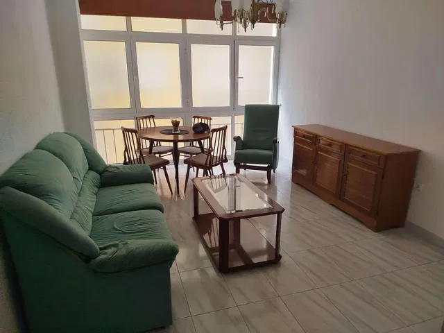 Salón; suelo de baldosas, luz natural, vista
