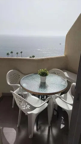 Balcón; vista, suelo de baldosas