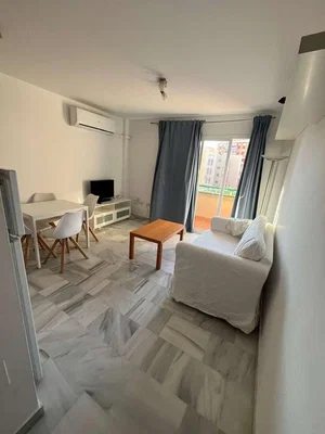 Oturma odası; fayans zemin, doğal ışık