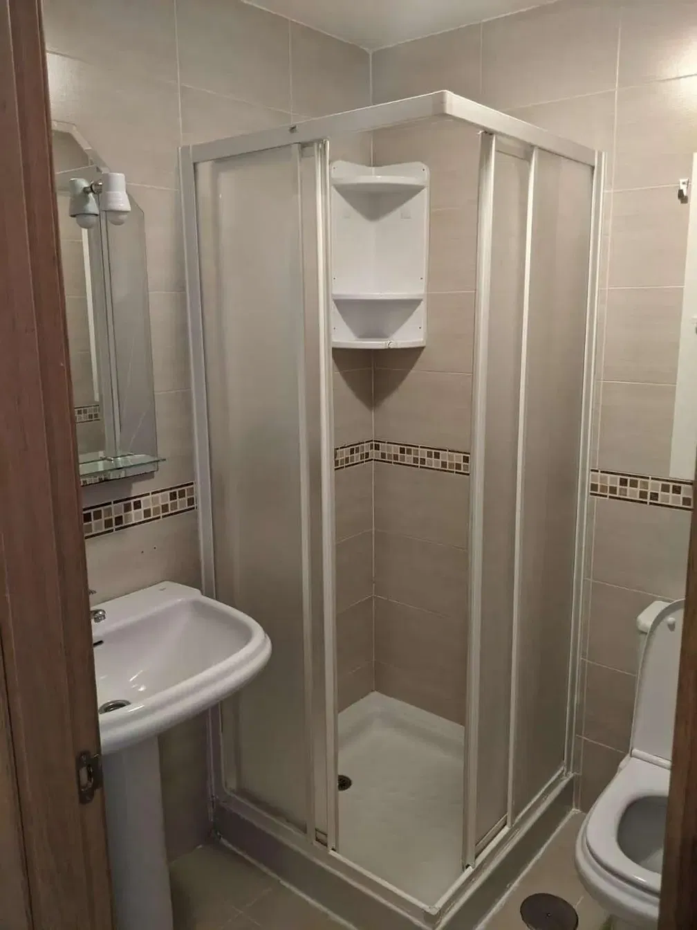 Banyo; fayans zemin, doğal ışık, tadilatlı