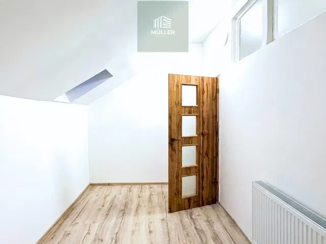 Ložnice; dřevěná podlaha, přirozené světlo
