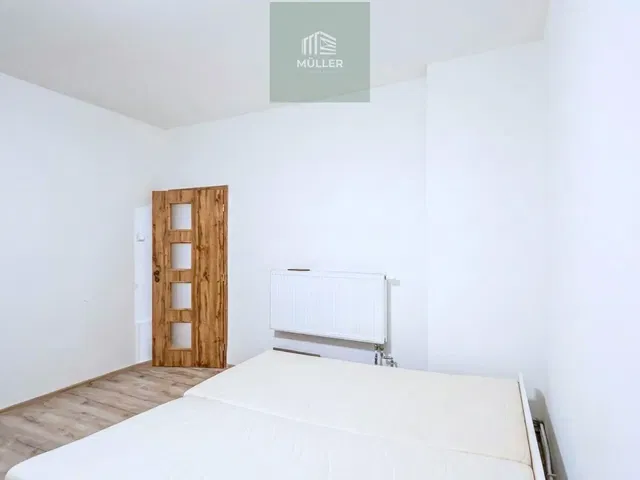 Ložnice; dřevěná podlaha, přirozené světlo, moderní styl