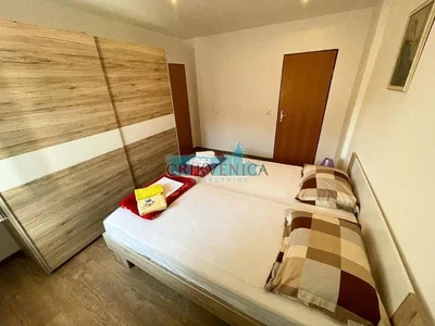 Ložnice; dřevěná podlaha, přirozené světlo, moderní styl