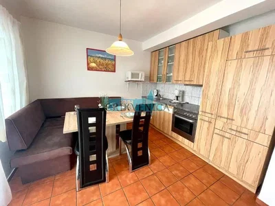 Kuchyně; dlažba, kuchyňské spotřebiče, přirozené světlo