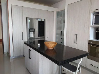 Cuisine; électroménager, carrelage, rénové, lumière naturelle, style moderne