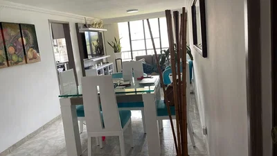 Salon; carrelage, lumière naturelle