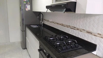 Cuisine; électroménager, carrelage, lumière naturelle, rénové