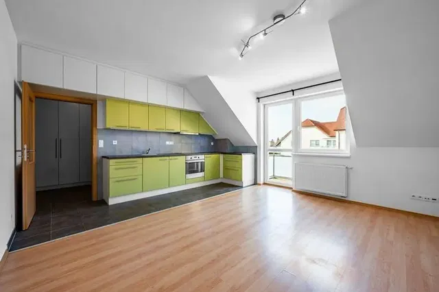 Küche; küchengeräte, tageslicht, holzboden, blick