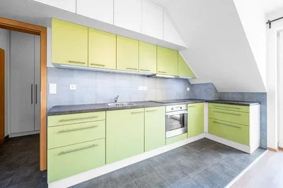 Küche; küchengeräte, fliesenboden, tageslicht, moderner stil