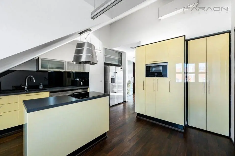 Küche; küchengeräte, holzboden, tageslicht, moderner stil