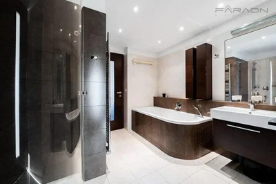 Badezimmer; fliesenboden, renoviert, tageslicht, moderner stil