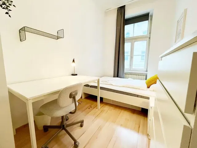 Schlafzimmer; tageslicht, holzboden