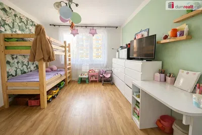 Dětský pokoj; dřevěná podlaha, přirozené světlo, moderní styl