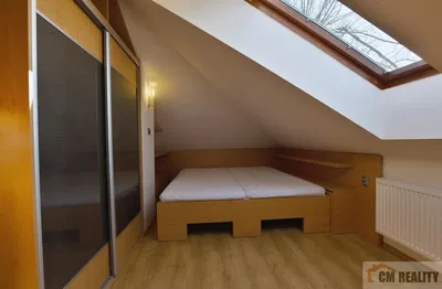 Schlafzimmer; tageslicht, holzboden