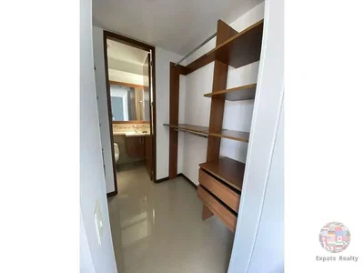 Chambre; carrelage, poutres en bois