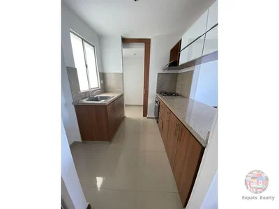 Cuisine; électroménager, carrelage, lumière naturelle