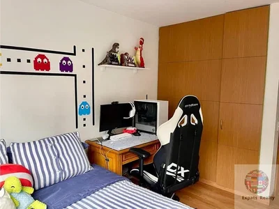 Chambre; style moderne, lumière naturelle