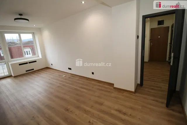 Wohnzimmer; blick, holzboden, tageslicht, renoviert