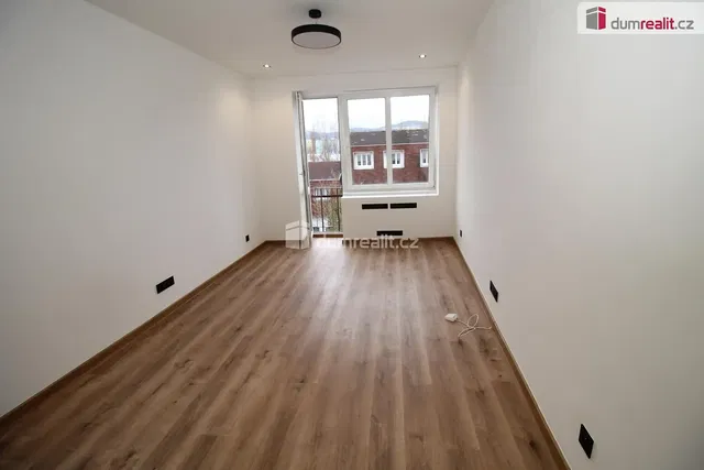 Wohnzimmer; blick, holzboden, tageslicht, renoviert