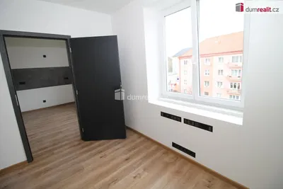 Ložnice; výhled, dřevěná podlaha, přirozené světlo, po rekonstrukci