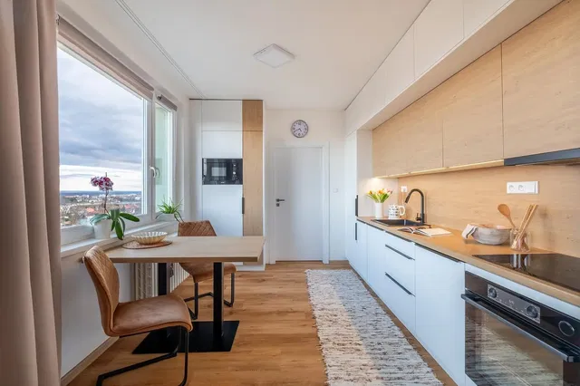 Küche; blick, küchengeräte, tageslicht, moderner stil, holzboden