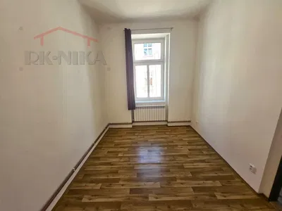 Schlafzimmer; holzboden, tageslicht