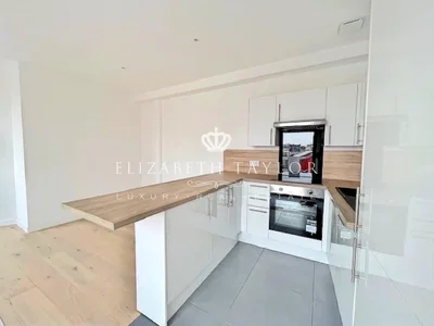 Кухиња; кухињски апарати, дрвени под, реновиран, природно светло