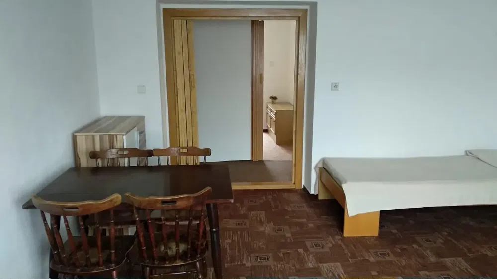 Schlafzimmer; holzboden, tageslicht