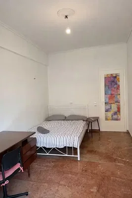 Chambre; lumière naturelle, nécessite rénovation