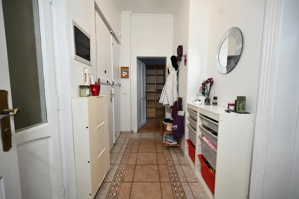 Garderobe; fliesenboden