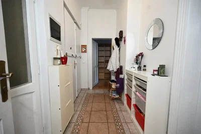 Garderobe; fliesenboden