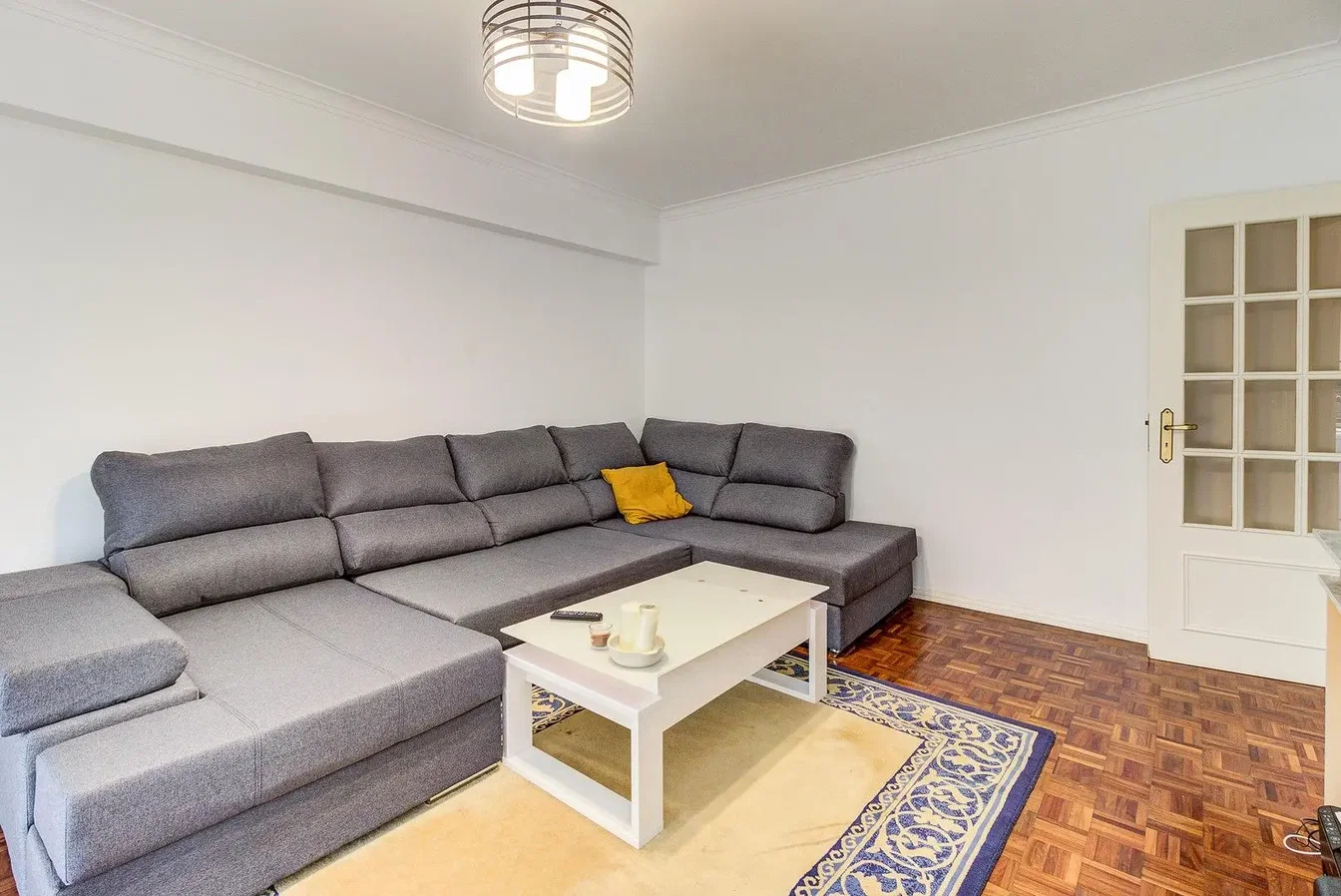 Living room; wood floor, natural light, modern style