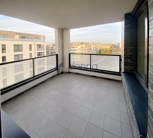 Balcone; pavimento in piastrelle, vista