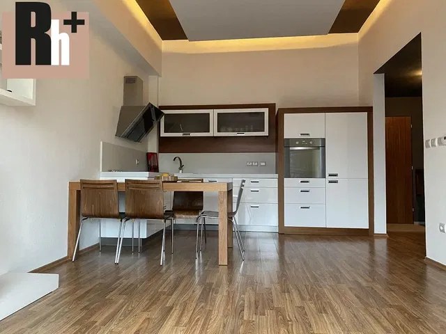 Küche; küchengeräte, holzboden, tageslicht, moderner stil