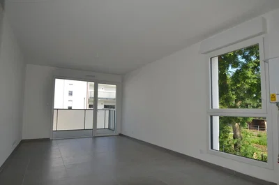 Дневна соба; плочице, поглед, природно светло